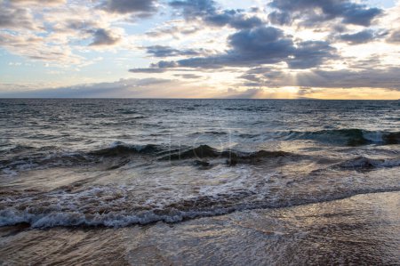 Téléchargez les photos : Fond de plage tropical avec mer bleue. Vacances ou détente en concept d'été - en image libre de droit