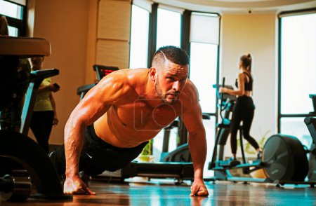 Foto de Fit man doing pushup exercise, pushup crunch. Fitness and crossfit - Imagen libre de derechos