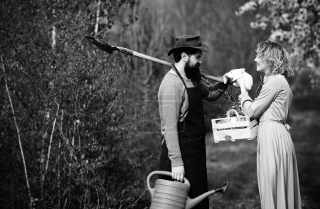 Foto de Esposa y marido plantando en el huerto. Jardinería en primavera: pareja feliz cosechando y divirtiéndose mucho - Imagen libre de derechos