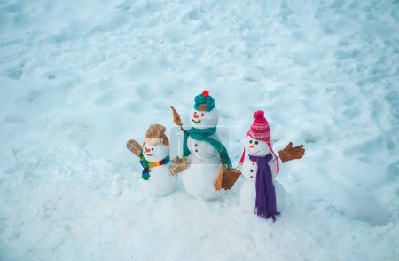 Foto de Muñeco de nieve con estrella de la luz en Navidad. Muñeco de nieve hecho a mano en la nieve al aire libre. Feliz muñeco de nieve divertido en la nieve - Imagen libre de derechos