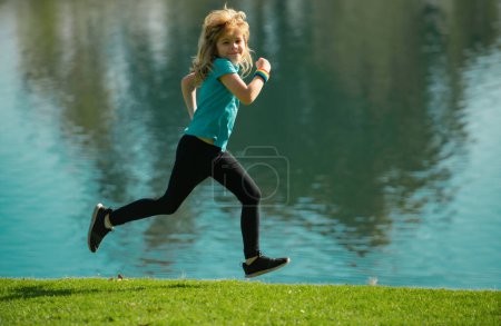 Téléchargez les photos : Les enfants courent dehors. Enfant coureur joggeur courir dans la nature. Jogging matinal - en image libre de droit