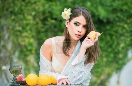 Foto de Retrato de verano de mujer de moda hermosa con frutas de verano al aire libre - Imagen libre de derechos