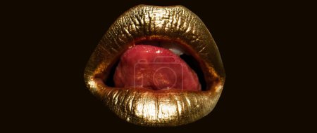 Téléchargez les photos : Bouche d'or. Empreinte lèvres. Rouge à lèvres de luxe en or. Bouche de femme sexy et sensuelle. Femme isolée bouche dorée avec langue sortie - en image libre de droit