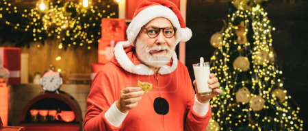 Foto de A Papá Noel le gustan las galletas y la leche en Nochebuena. Leche y galletas para Santa Claus. Galleta de Santa - Imagen libre de derechos