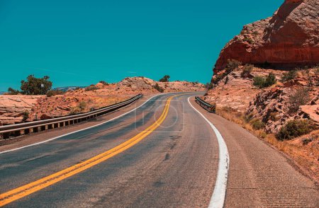 Téléchargez les photos : Route 66. Paysage américain naturel avec route asphaltée vers l'horizon - en image libre de droit