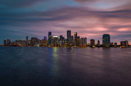 Téléchargez les photos : Downtown Miami skyline au coucher du soleil, Floride. Miami Floride, horizon du centre-ville nuit gratte-ciel coloré bâtiments - en image libre de droit