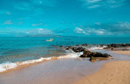 Téléchargez les photos : Vue sur la mer, fond nature. Plage azur avec et eau claire de l'océan à la journée ensoleillée - en image libre de droit