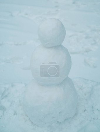 Foto de Hombre de nieve al aire libre. Tarjeta de felicitación Winter Art. Muñeco de nieve de pie en invierno Navidad paisaje - Imagen libre de derechos