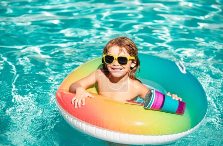 Téléchargez les photos : Enfant drôle se détendre à l'aquapark, boire un cocktail. Vacances d'été - en image libre de droit