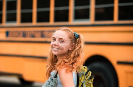 Téléchargez les photos : Fille heureuse dans le bus scolaire excité pour le premier jour de l'école. Joyeux écolier. Éducation - en image libre de droit