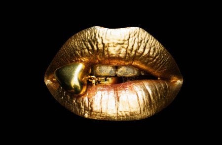 Téléchargez les photos : Gold lèvres féminines sexy, belles lèvres, beauté bouche de femme d'or. Lèvres métallisées brillantes. Concept de bijoux - en image libre de droit