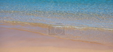 Foto de Ola azul en la playa de arena. Playa al atardecer hora de verano. Paisaje playa. Paisaje marino tropical, calma, luz solar relajante y tranquila - Imagen libre de derechos