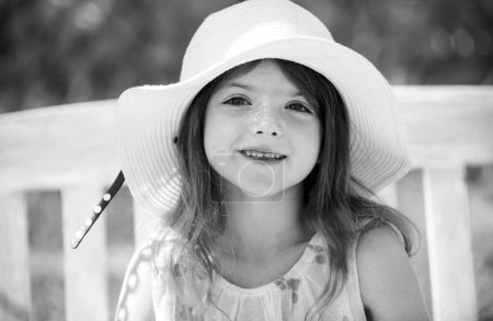 Téléchargez les photos : Summer kids girl outdoor, child cute face. Cute little girl swinging on the meadow in summer day - en image libre de droit