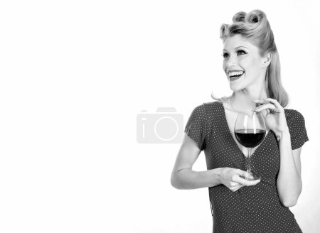Téléchargez les photos : Jeune belle femme blonde buvant glasse de vin rouge sur fond blanc isolé, expression gagnante célébrant avec sourire. Belle femme en robe rouge avec un verre de vin rouge - en image libre de droit