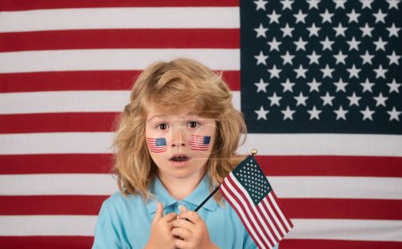 Téléchargez les photos : Célébrons la fête de l'indépendance. Enfant avec drapeau américain, jour de l'indépendance le 4 juillet. Concept des États-Unis d'Amérique. Quatrième jour de l'indépendance Juillet des Etats-Unis - en image libre de droit