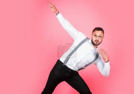 Foto de Divertido modelo masculino con gesto de victoria celebrar el éxito. Retrato de divertido hombre loco funky, cara ganadora expresión - Imagen libre de derechos