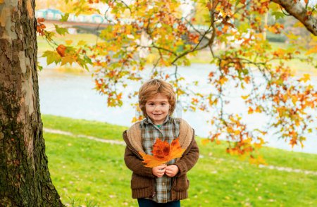 Foto de Retrato de niño de otoño. Adorable retrato de niño pequeño en hermoso día de otoño - Imagen libre de derechos