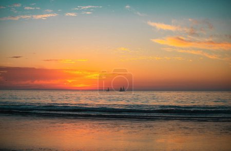 Foto de Playa tropical mar océano con puesta de sol o salida del sol para vacaciones de verano. Paisaje marino - Imagen libre de derechos