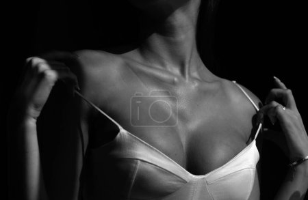 Téléchargez les photos : Femmes seins seins, femme après la chirurgie plastique. Poitrine sexy en soutien-gorge blanc. Femme sexy, seins, gros seins. Soutien-gorge poitrine sexy - en image libre de droit