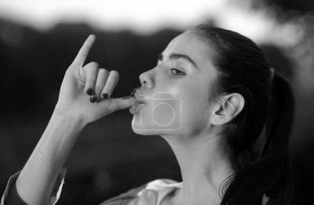 Foto de Hermosa joven, chica con signo de marihuana de humo. Lamer gesto dedo - Imagen libre de derechos