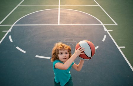 Foto de Jugador de baloncesto, vista superior. Aficion, estilo de vida activo, actividad deportiva para niños - Imagen libre de derechos