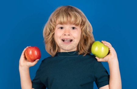 Téléchargez les photos : Pomme enfant excitée tenir sur fond isolé - en image libre de droit