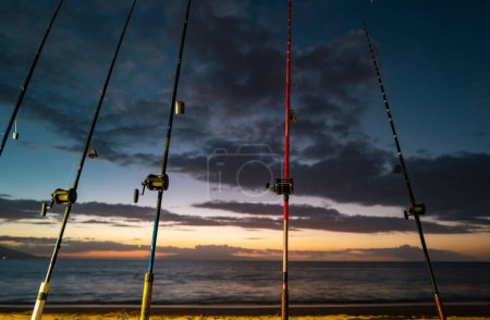 Foto de Caña de pescar y carrete en el mar, vacaciones en el océano azul y cielo puesta de sol de verano - Imagen libre de derechos