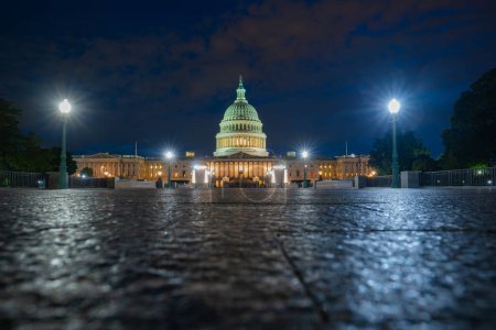 Foto de Edificio del Capitolio por la noche, Capitol Hill, Washington DC. Foto de los monumentos de Capitol Hill - Imagen libre de derechos