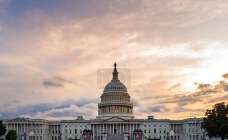 Téléchargez les photos : Congrès à Washington DC. Bâtiment du Capitole. Capitol avec coucher de soleil à Washington D.C. Capitol Hill photographie de rue - en image libre de droit