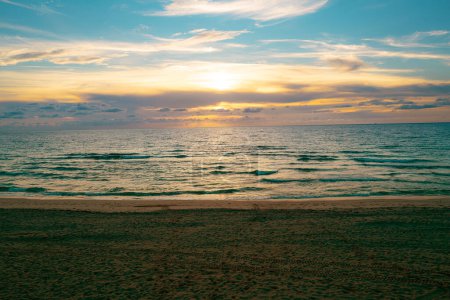 Foto de Puesta de sol en el mar con cielo y sol a través de las nubes. Fondo del océano y el cielo, paisaje marino. - Imagen libre de derechos