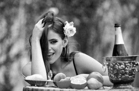 Téléchargez les photos : Sensuelle femme souriante heureuse en plein air, jeune jolie fille avec des légumes et des fruits en plein air - en image libre de droit