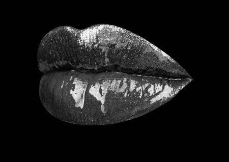Téléchargez les photos : Lèvres sexy avec rouge à lèvres rouge, baiser. Isolé sur fond noir - en image libre de droit