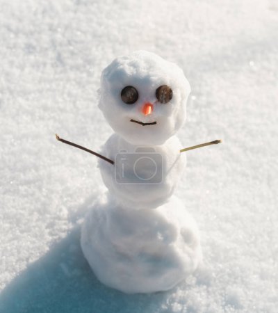 Téléchargez les photos : Bonhomme de neige. Bonhomme de neige heureux sur la neige, drôle d'hiver. Contexte pour la conception de Noël - en image libre de droit