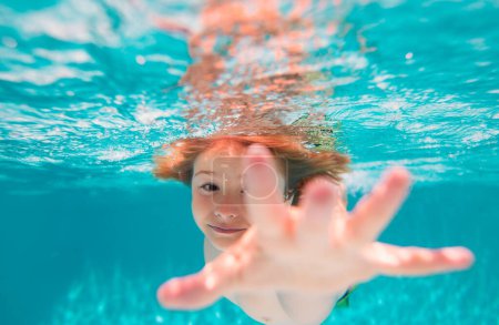 Foto de Niño nadar y bucear bajo el agua en la piscina. Concepto vacaciones de verano - Imagen libre de derechos