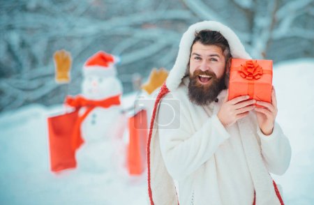 Foto de Compras de Navidad con bolsa de compras. Hipster Santa Claus. Papá Noel desea feliz Navidad. Banner de Navidad. Navidad y año nuevo vacaciones - Imagen libre de derechos