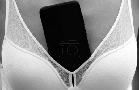 Téléchargez les photos : Sensual boob. Woman with breasts and mobile phone. Woman with great boobs. Women sexy shape tits. Breast sexy - en image libre de droit
