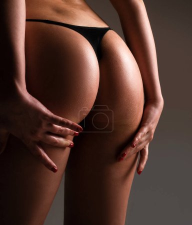 Téléchargez les photos : Sexy ass in erotic lingerie. Perfect Female Buttocks slim figure, bikini thong underwear. Woman sexy silhouette in panties - en image libre de droit