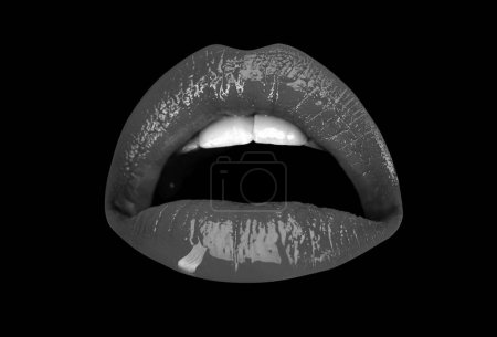 Foto de Boca de mujer sexy, labios apasionados. Seducción y tentación. Diseño de arte. Aislado sobre fondo negro - Imagen libre de derechos