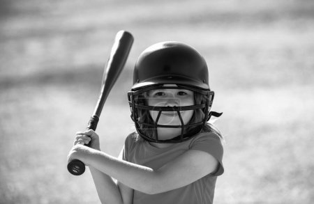 Téléchargez les photos : Petit joueur de baseball enfant concentré prêt à batte. Un gamin tenant une batte de baseball - en image libre de droit