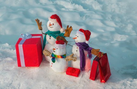 Foto de Feliz Navidad y feliz año nuevo tarjeta de felicitación con espacio para copias. Feliz muñeco de nieve familiar sonriente - concepto de descuento de venta. Divertido grupo de muñecos de nieve familia celebrar regalo de Navidad - Imagen libre de derechos