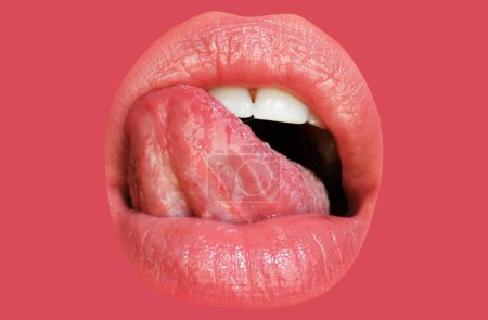 Foto de Sensual mujer ronroneando sus labios en un sexy gesto seductor - Imagen libre de derechos