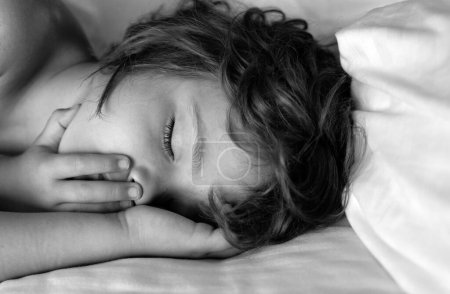 Foto de Adorables niños durmiendo en la cama en casa. Sueño sano y tranquilo - Imagen libre de derechos