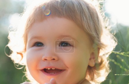 Foto de Retrato de un niño feliz riendo. Acercar a los niños positivos cara recortada. Bebé sonriendo, linda sonrisa - Imagen libre de derechos