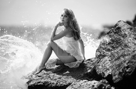 Téléchargez les photos : Belle femme sexy sur la plage tropicale. Jeune femme en mer. Fille sensuelle bronzée en profitant de l'eau chaude de l'océan sur la mer ou l'océan. Rêve d'été - en image libre de droit
