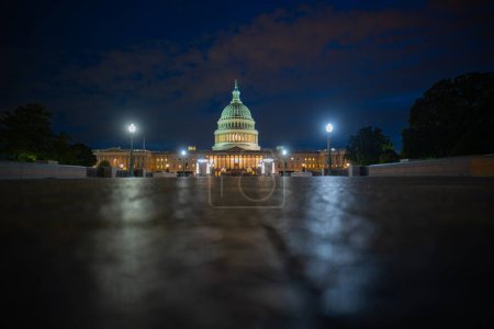 Téléchargez les photos : Washington DC. Bâtiment du Capitole la nuit. Congrès américain, Washington D.C. - en image libre de droit