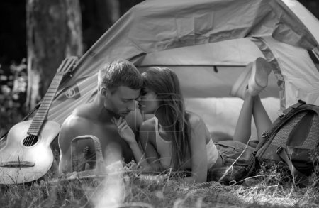 Téléchargez les photos : Couple romantique en camping. Couple sexy Voyage embrasser sur le camp de vacances. Amateurs de couples campant en forêt en été - en image libre de droit