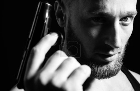 Foto de Gángster en acción, pistola asesina apuntando. Primer plano retrato de tipo con cara de perfil serio - Imagen libre de derechos