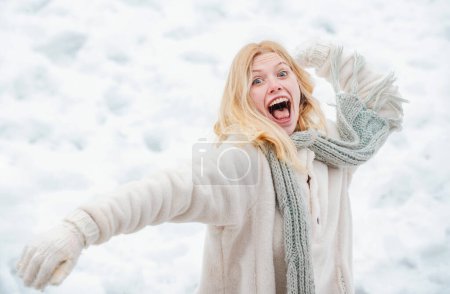 Téléchargez les photos : Portrait d'une femme heureuse en hiver. Fille gaie à l'extérieur. Boule de neige et plaisir hivernal. Mignon ludique jeune femme en plein air profiter de la première neige - en image libre de droit