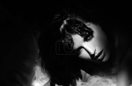 Foto de Chica sexy. Hermoso retrato de mujer joven en negro. Rostro sensual de modelo femenino elegante en estudio. Elegante dama - Imagen libre de derechos