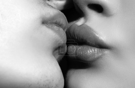 Foto de Un beso sensual de cerca. Primer plano dos labios besar sensual íntimo, joven hombre mujer beso - Imagen libre de derechos